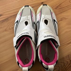 Shimano tri cycling shoes 🤍🤍 like new!! Worn once!